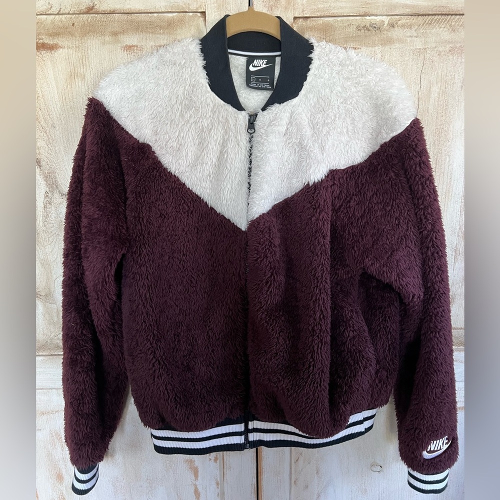 Women’s Nike super cozy zip up light weight jacket (L)